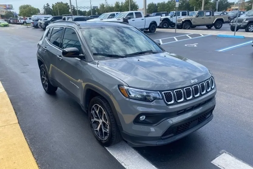 2024 Jeep Compass Latitude photo 1