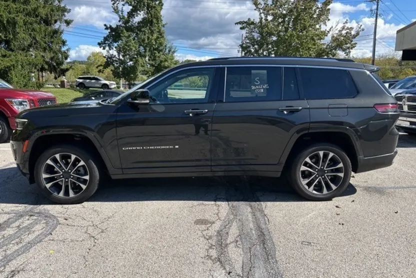 2023 Jeep Grand Cherokee Overland photo 1