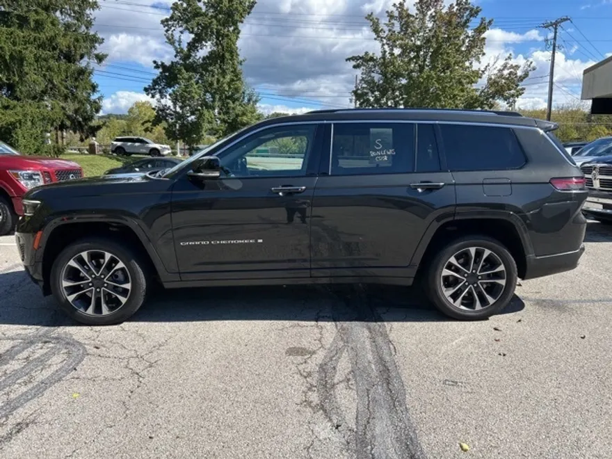 2023 Jeep Grand Cherokee Overland photo 1