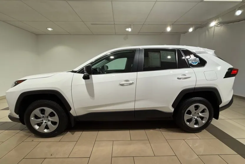 2022 Toyota RAV4 LE photo 1