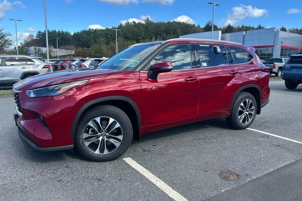 2022 Toyota Highlander XLE photo 1