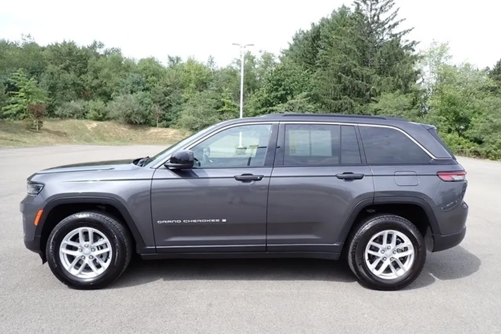 2024 Jeep Grand Cherokee Laredo photo 1