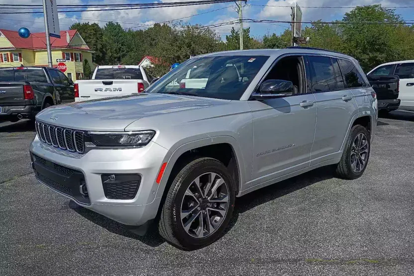 2025 Jeep Grand Cherokee Overland photo 1