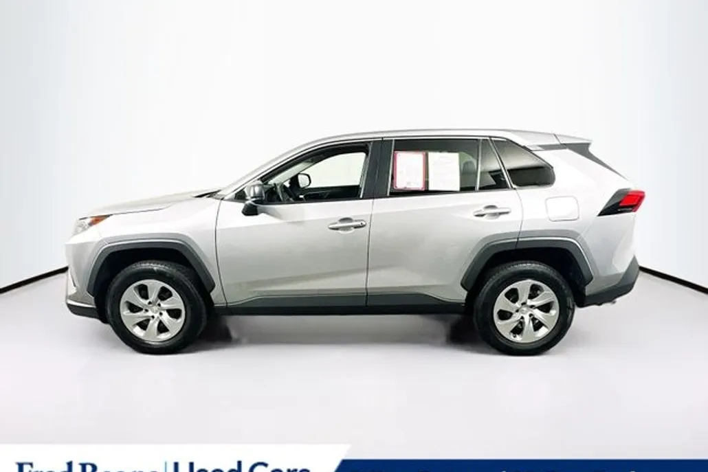 2022 Toyota RAV4 LE photo 1
