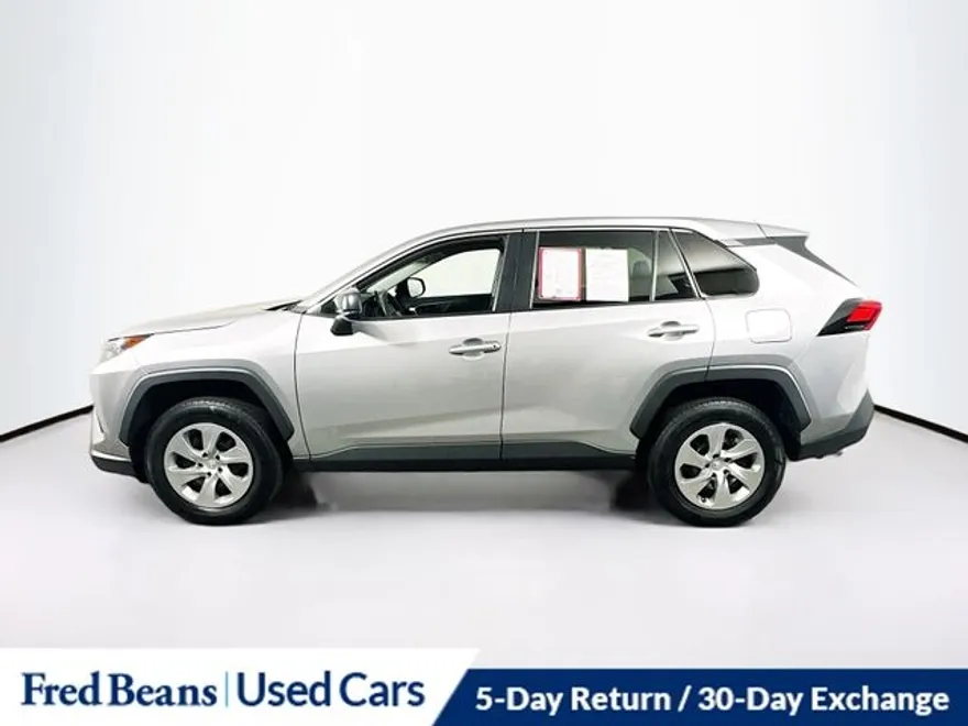 2022 Toyota RAV4 LE photo 1