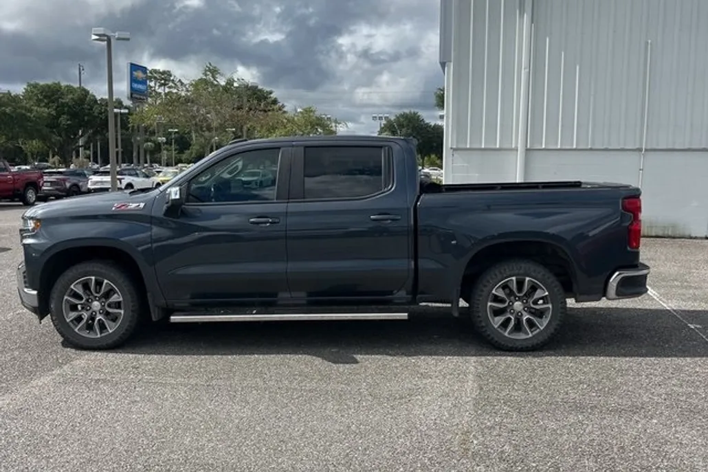 2021 Chevrolet Silverado 1500 LT photo 1
