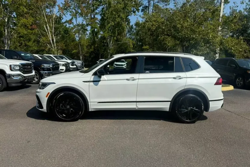 2024 Volkswagen Tiguan SE R-Line Black photo 1