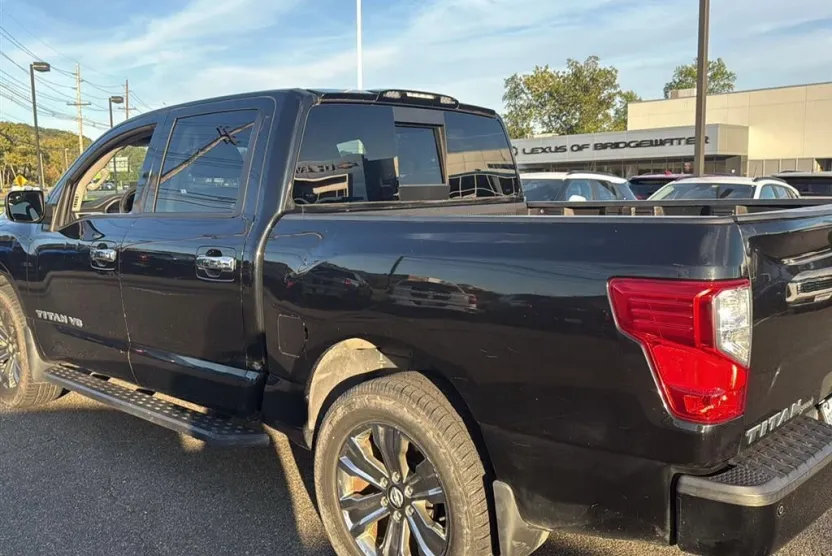 2018 Nissan Titan SV photo 1