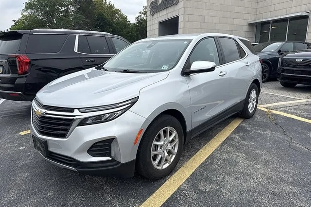 2022 Chevrolet Equinox LT photo 1