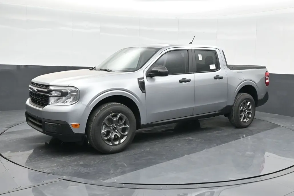 2024 Ford Maverick XLT photo 1