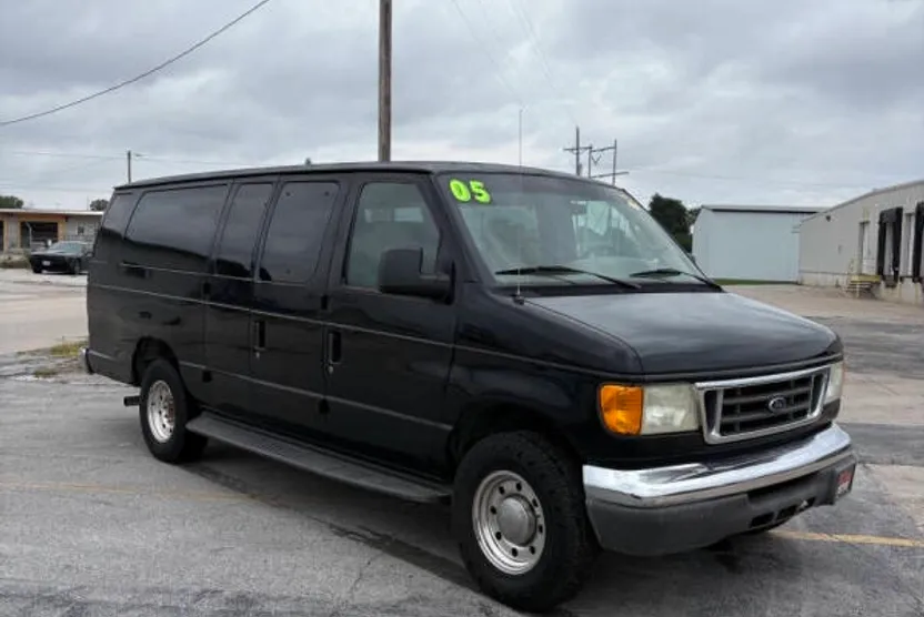 2005 Ford E-350 photo 1