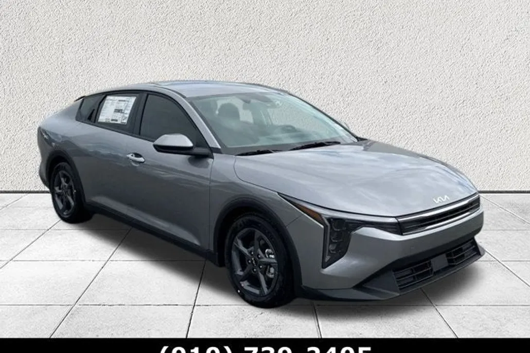 2025 Kia K4 LXS photo 1
