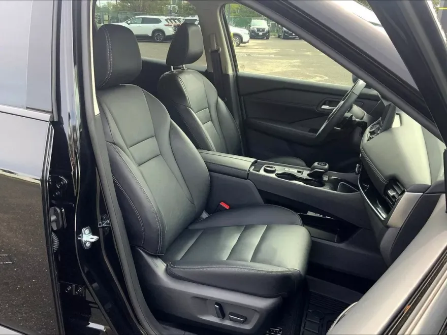 2024 Nissan Rogue SL photo 1