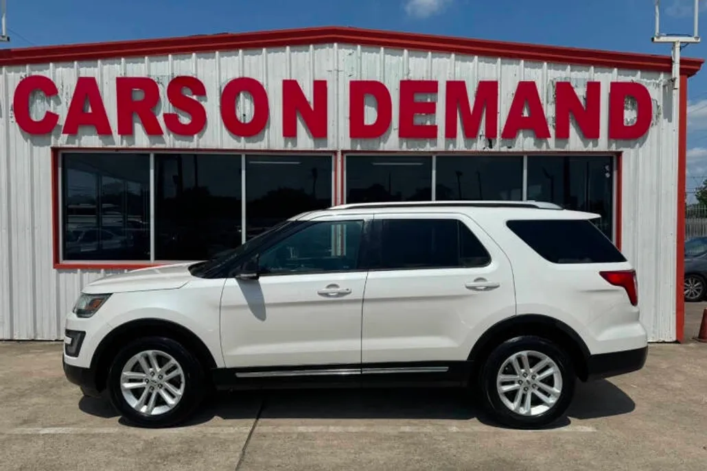 2016 Ford Explorer XLT photo 1