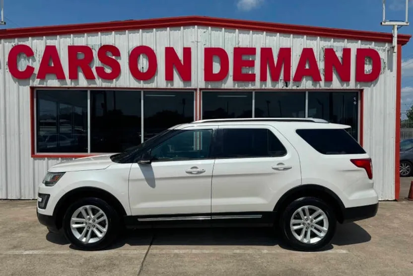 2016 Ford Explorer XLT photo 1