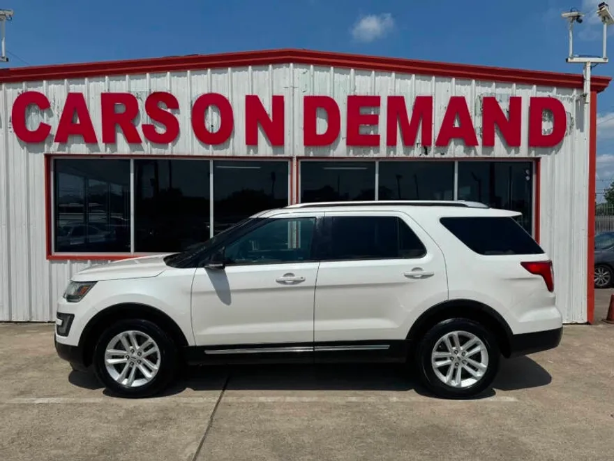 2016 Ford Explorer XLT photo 1