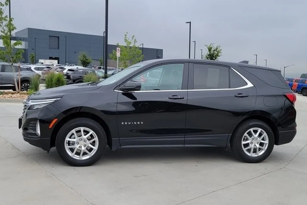 2024 Chevrolet Equinox LT photo 1