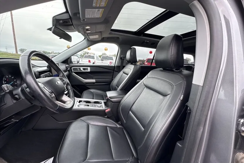 2021 Ford Explorer XLT photo 1
