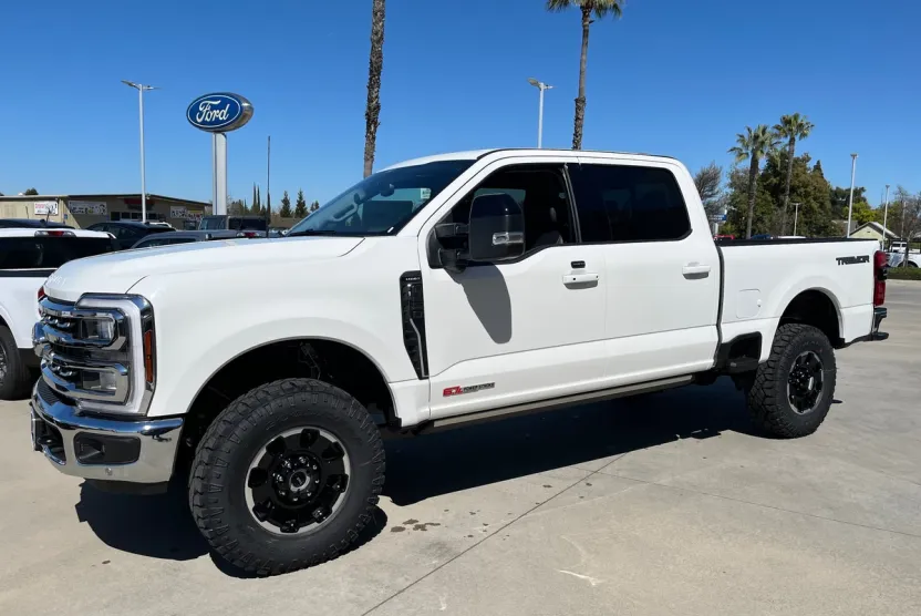 2025 Ford F-250 Lariat photo 1