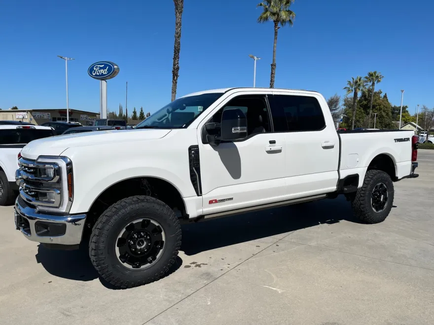 2025 Ford F-250 Lariat photo 1