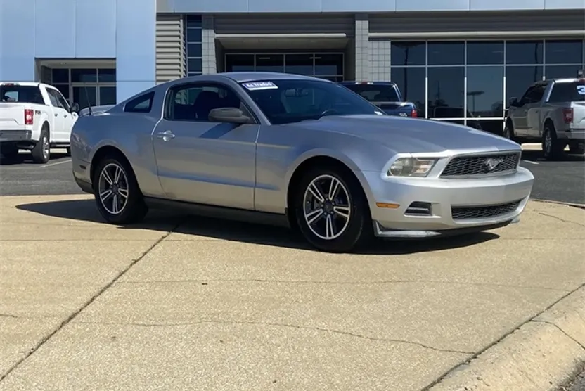 2011 Ford Mustang V6 Premium photo 1
