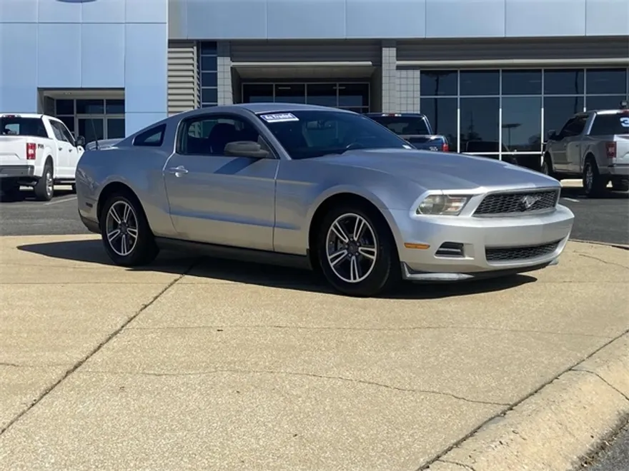 2011 Ford Mustang V6 Premium photo 1