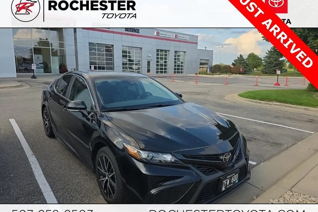 2022 Toyota Camry SE photo 1