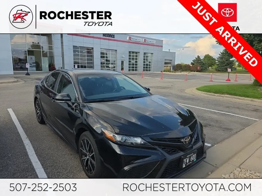 2022 Toyota Camry SE photo 1
