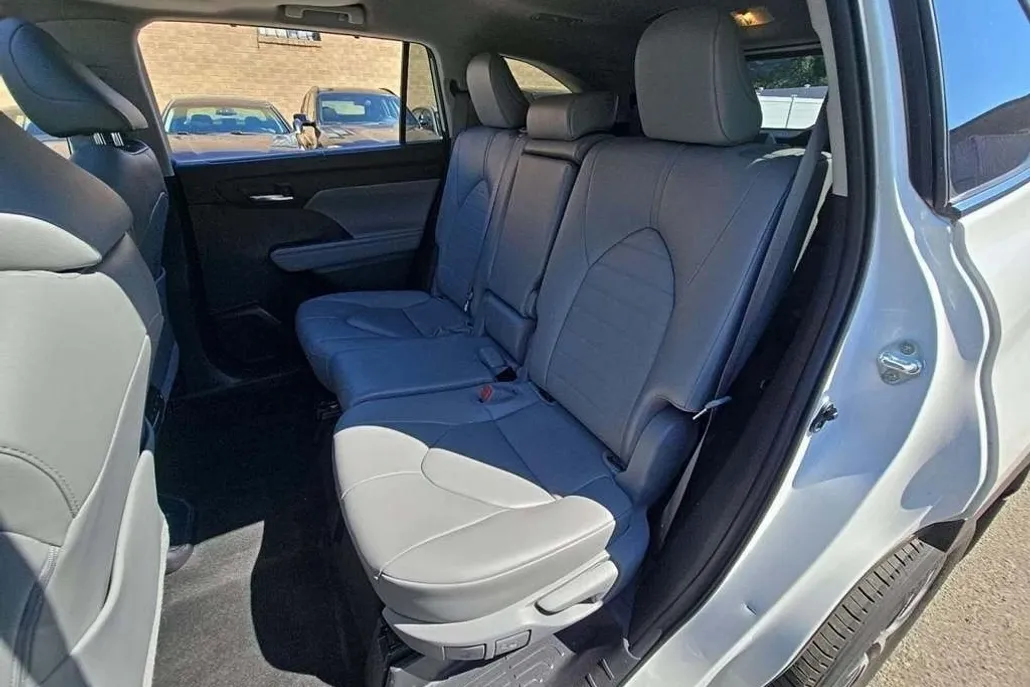 2023 Toyota Highlander L photo 1