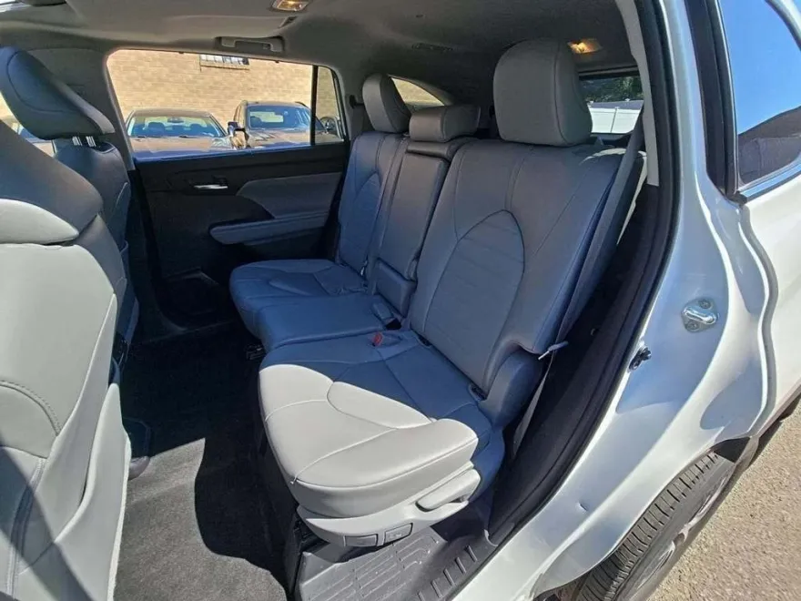 2023 Toyota Highlander L photo 1