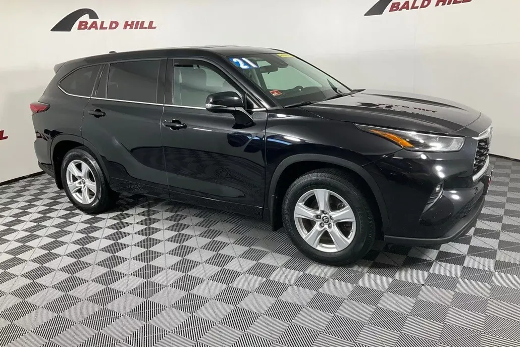 2021 Toyota Highlander LE photo 1