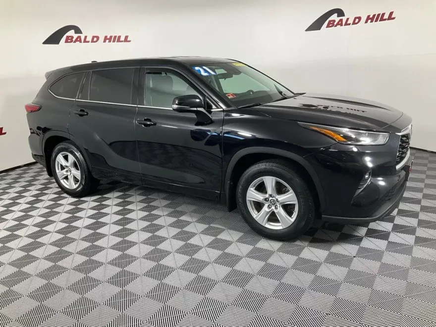 2021 Toyota Highlander LE photo 1