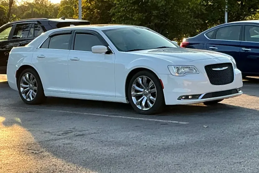 2018 Chrysler 300 Touring photo 1