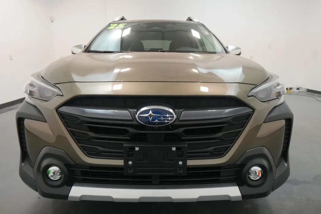 2025 Subaru Outback Touring photo 1