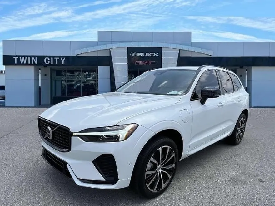 2023 Volvo XC60 Recharge Hybrid T8 eAWD Plus photo 1