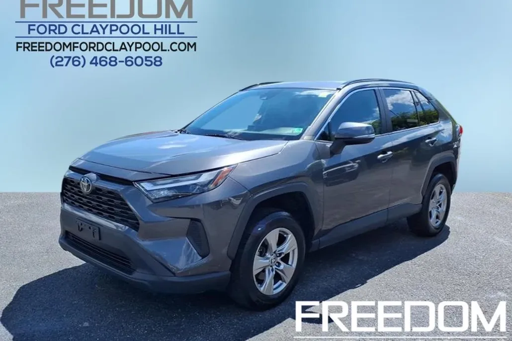 2023 Toyota RAV4 XLE photo 1