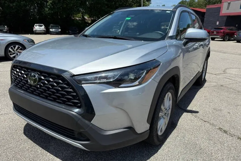 2024 Toyota Corolla Cross LE photo 1