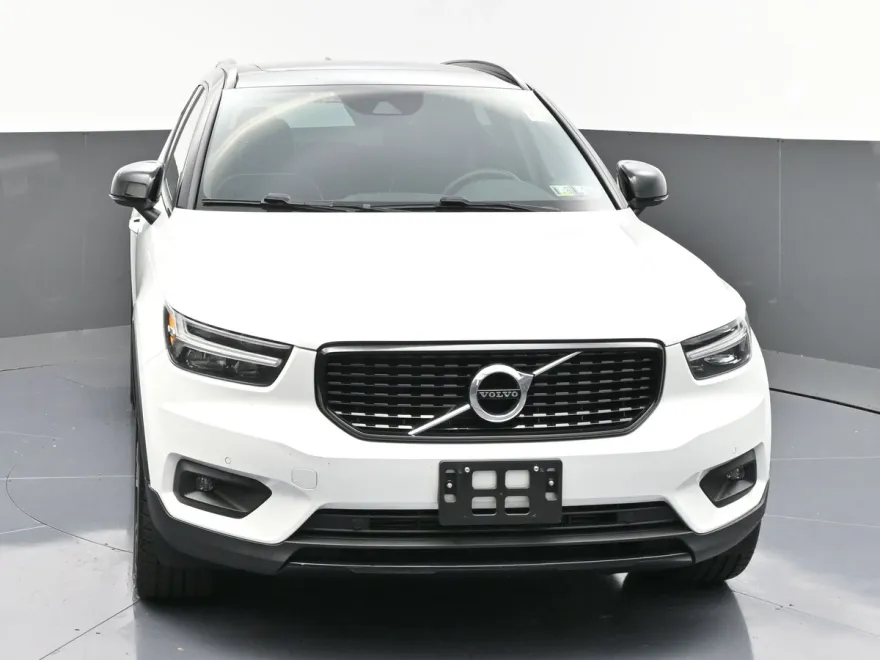 2022 Volvo XC40 T5 R-Design photo 1