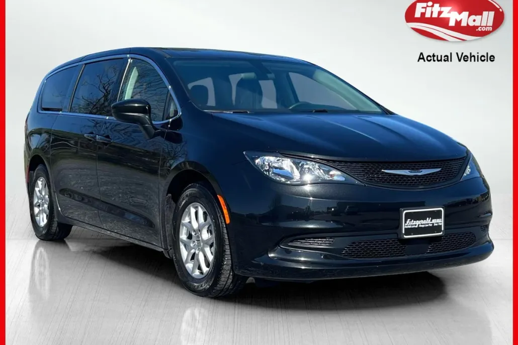2022 Chrysler Voyager LX photo 1