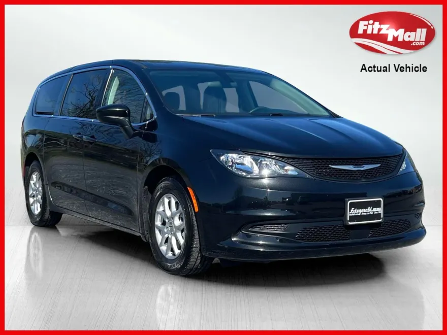 2022 Chrysler Voyager LX photo 1