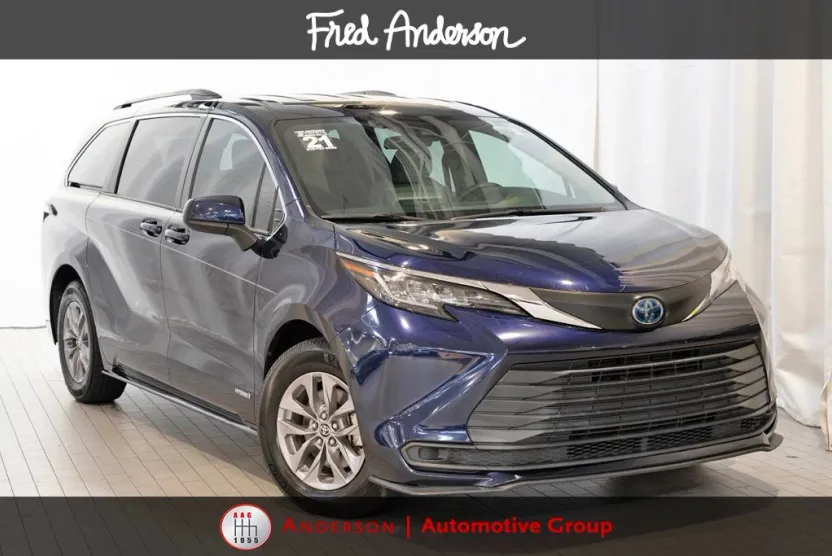 2021 Toyota Sienna LE photo 1