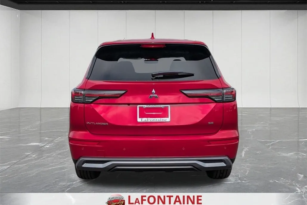 2025 Mitsubishi Outlander SE photo 1