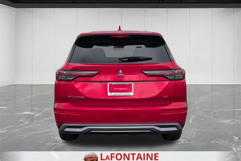 2025 Mitsubishi Outlander SE photo 1