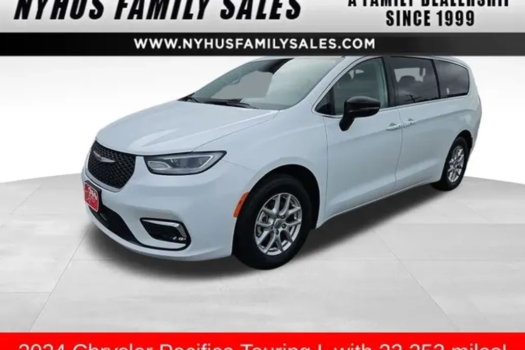 2024 Chrysler Pacifica Touring L photo 1