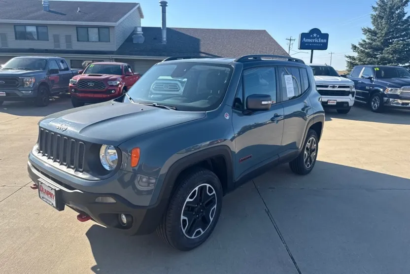 2016 Jeep Renegade Trailhawk photo 1