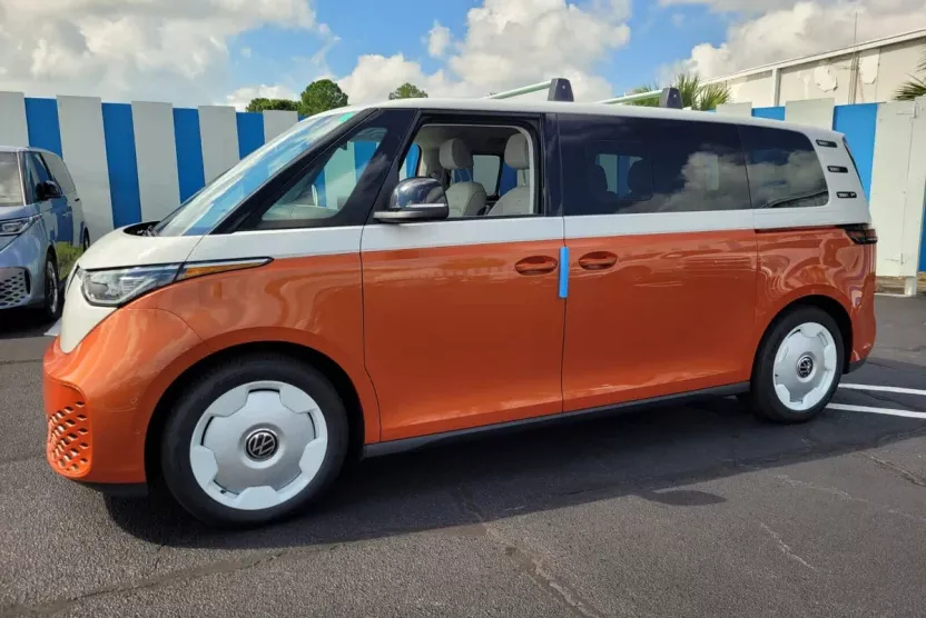 2025 Volkswagen ID. Buzz photo 1