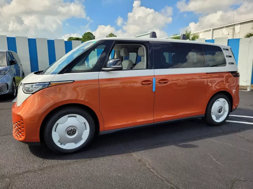 2025 Volkswagen ID. Buzz photo 1