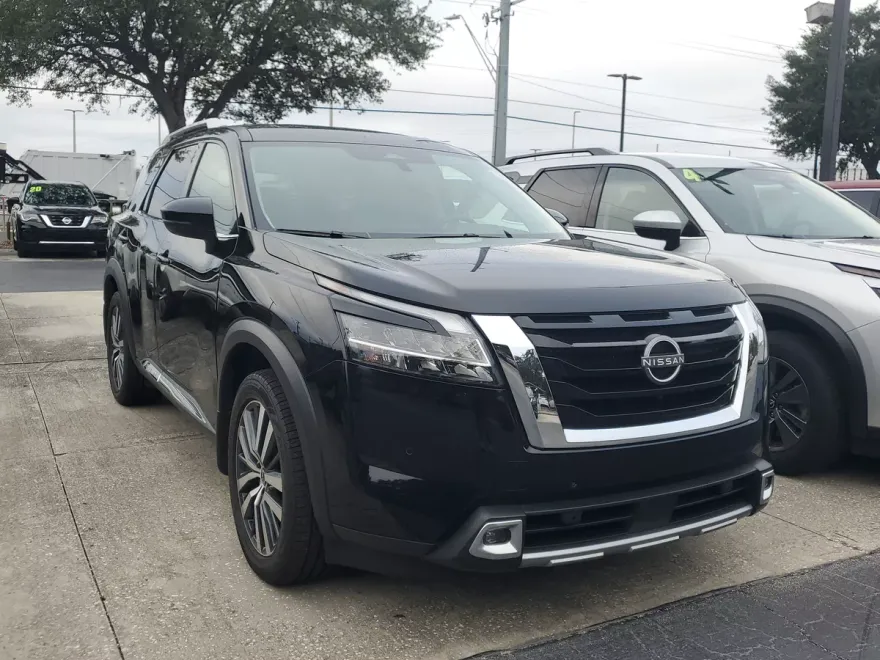 2022 Nissan Pathfinder Platinum photo 1