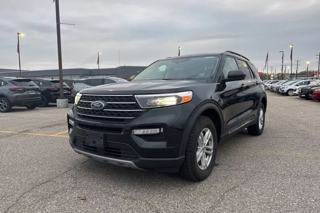 2023 Ford Explorer XLT photo 1