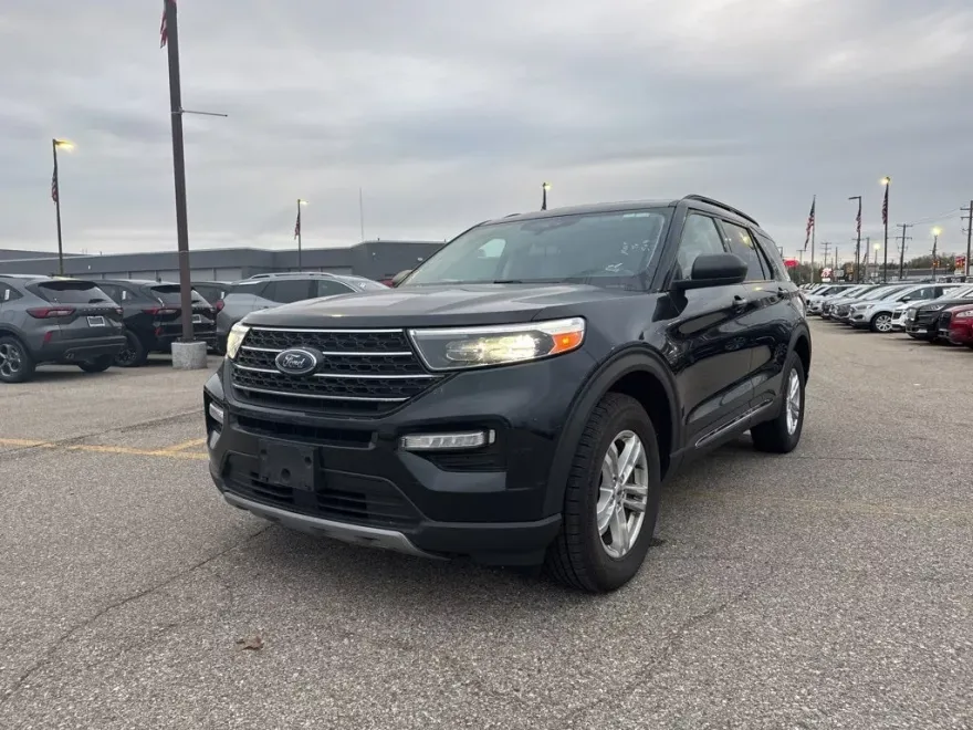 2023 Ford Explorer XLT photo 1